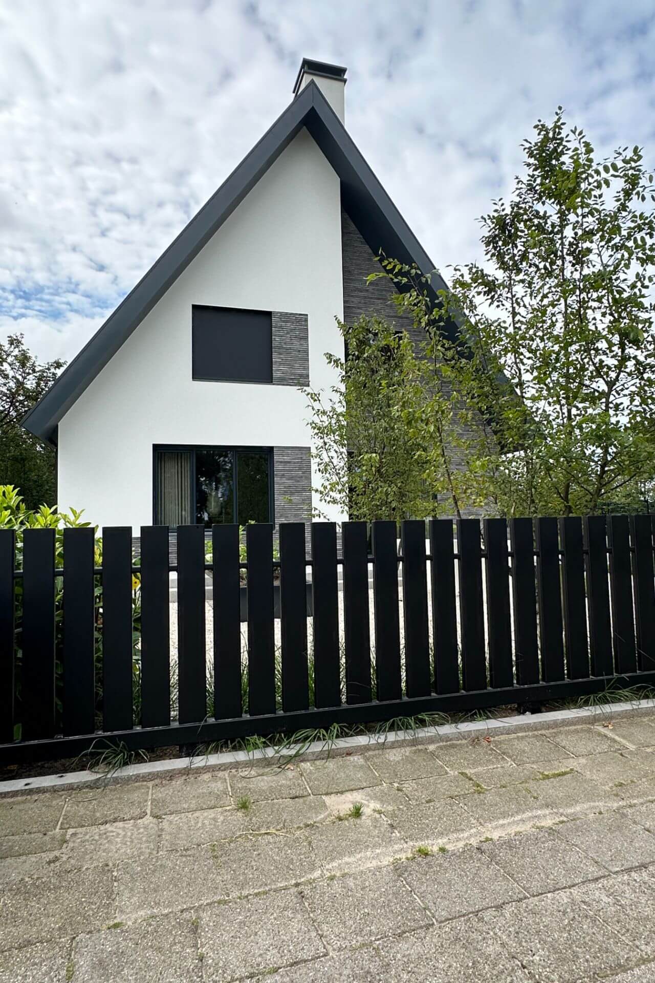 Villa met een lamellen stalen draaipoort